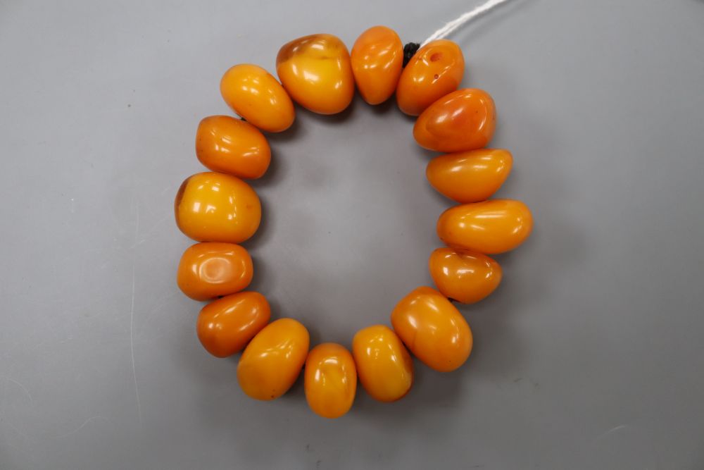 An amber pebble shaped bead bracelet, gross 59 grams.